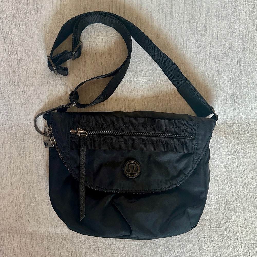 **GREAT CONDITION - Lululemon crossbody/convertible belt bag